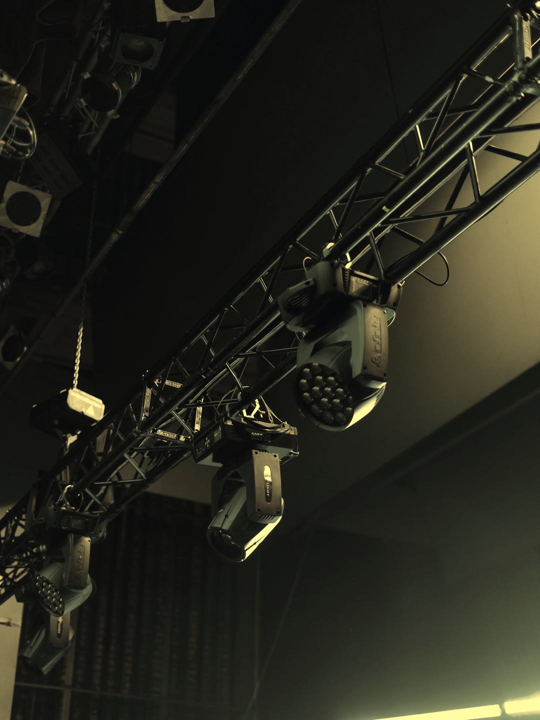 Moving head lighting terpasang pada rigging truss di venue