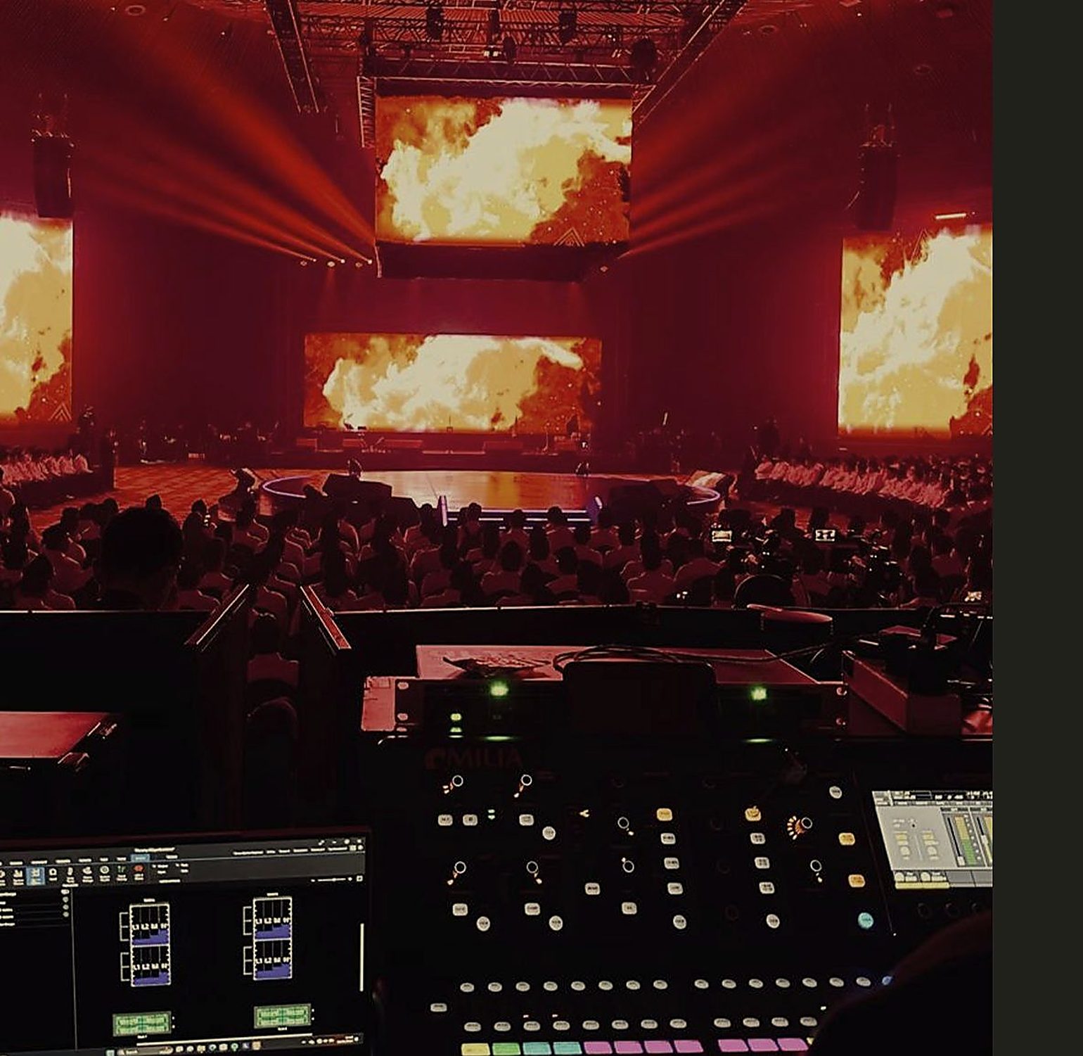 Panggung konser dengan tata cahaya dan konsol FOH