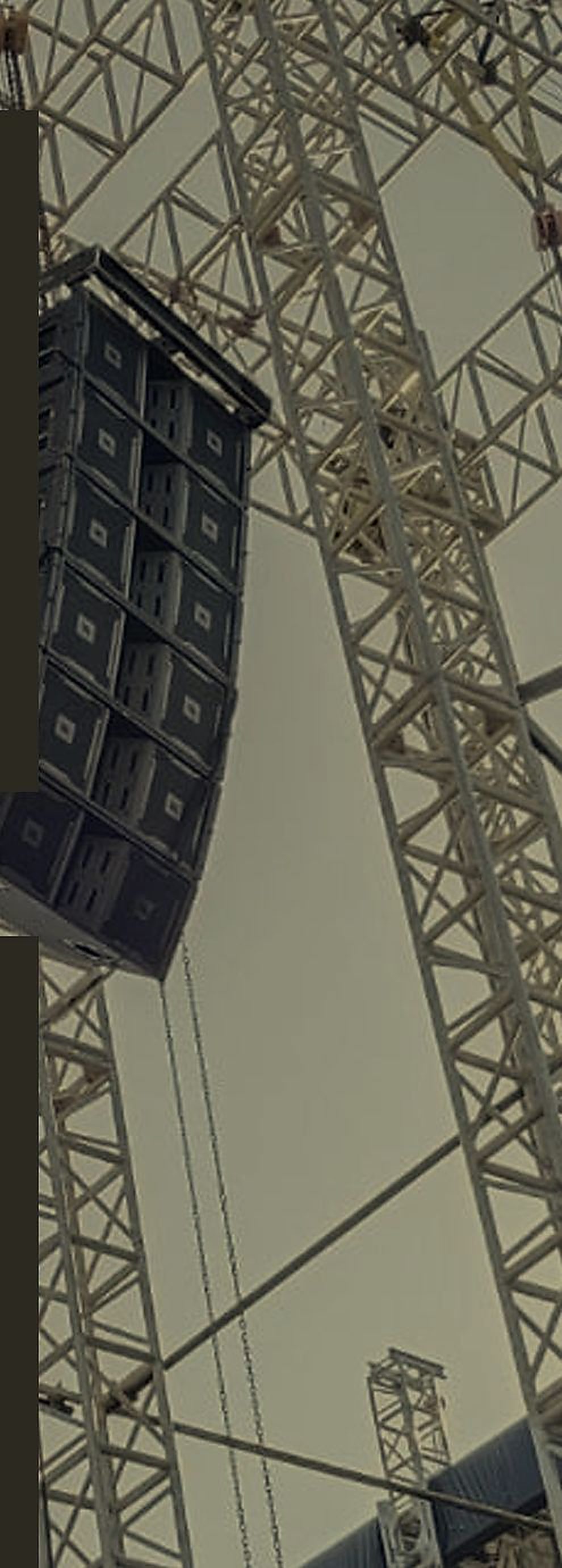 Rigging truss dengan line array terpasang di venue